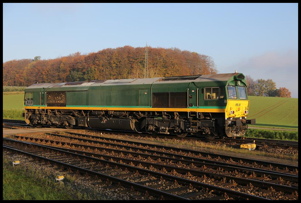 Class 66 PB 08 hat am 04.11.2020 gerade einen Schrottzug vom Hafen in Osnabrück zum Stahlwerk in Georgsmarienhütte gebracht und setzt nun im Werksbahnhof um. Um 08.59 Uhr bespannt sie bereits wieder einen Leerzug zum Hafen in Osnabrück.