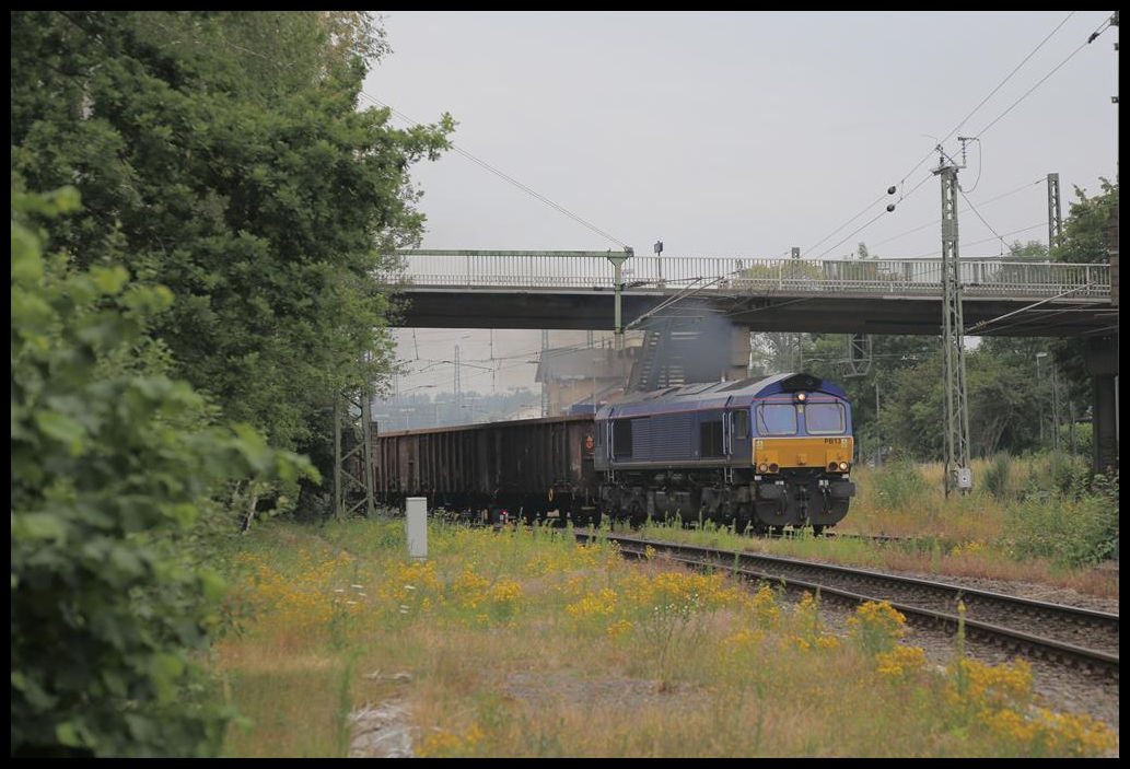 Class 66 PB 13 fährt mit einem Leerzug zum Hafen Osnabrück am 11.7.2019 um 9.41 Uhr in Hasbergen ab.
