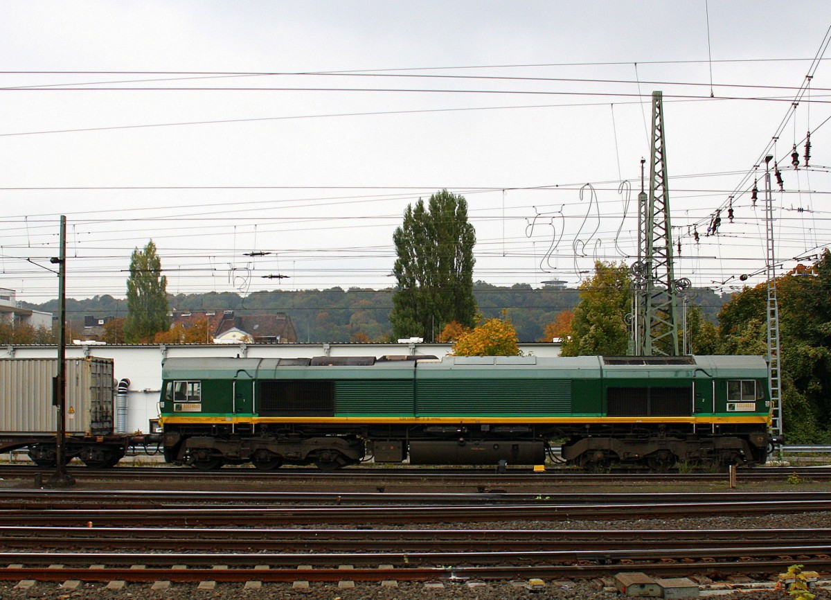 Class 66 PB08 von Crossrail fährt mit viel Dieselpower mit einem Containerzug aus Novara(I) nach Geleen-Lutterade(NL) bei der Ausfahrt aus Aachen-West in Richtung Montzen/Belgien. Aufgenommen vom Bahnsteig in Aachen-West. Bei Sonne und Regenwolken am 18.10.2015.