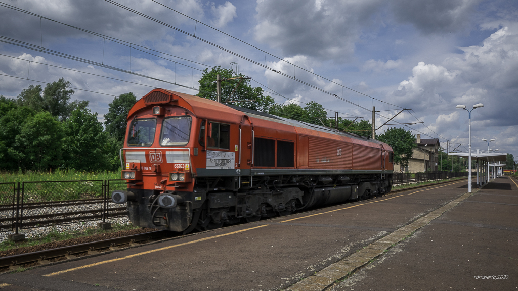 Class 66163 der DB Cargo in Bahnhof Nowy Bieruń am 08.06.2020.