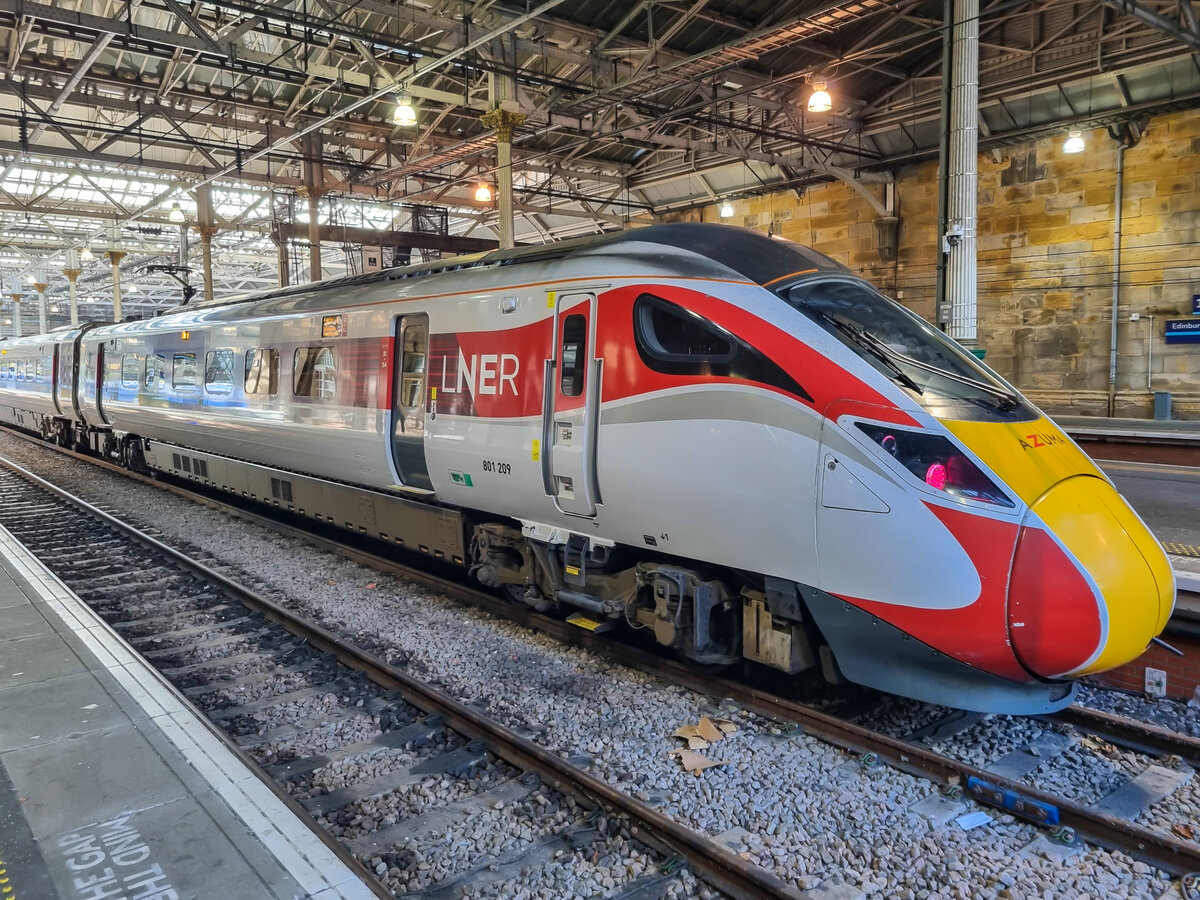 Class 801 209  AZUMA  der London North Eastern Railway nach London steht im Bahnhof Edinburgh Waverley, 02.05.2025.