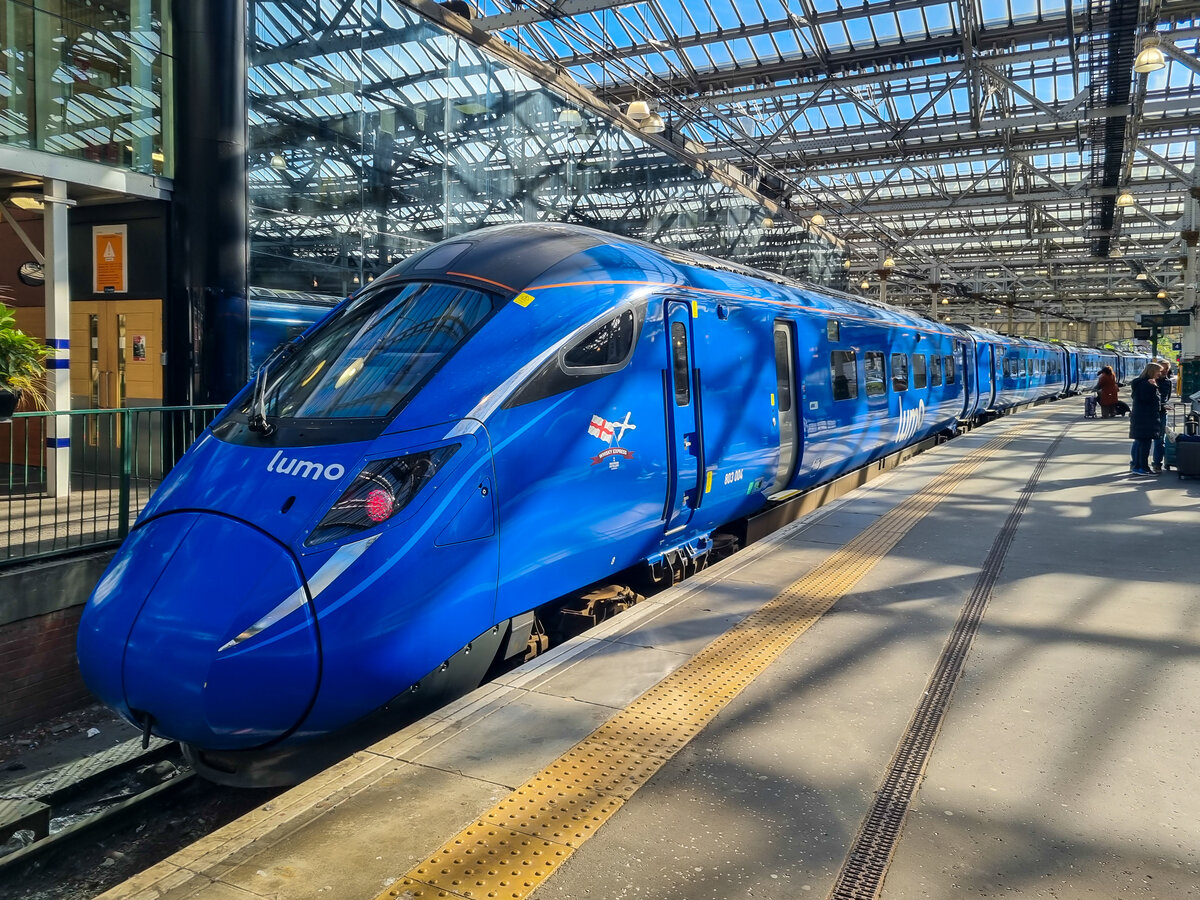Class 803 004 von Lumo nach London steht im Bahnhof Edinburgh Waverley, 02.05.2025.
