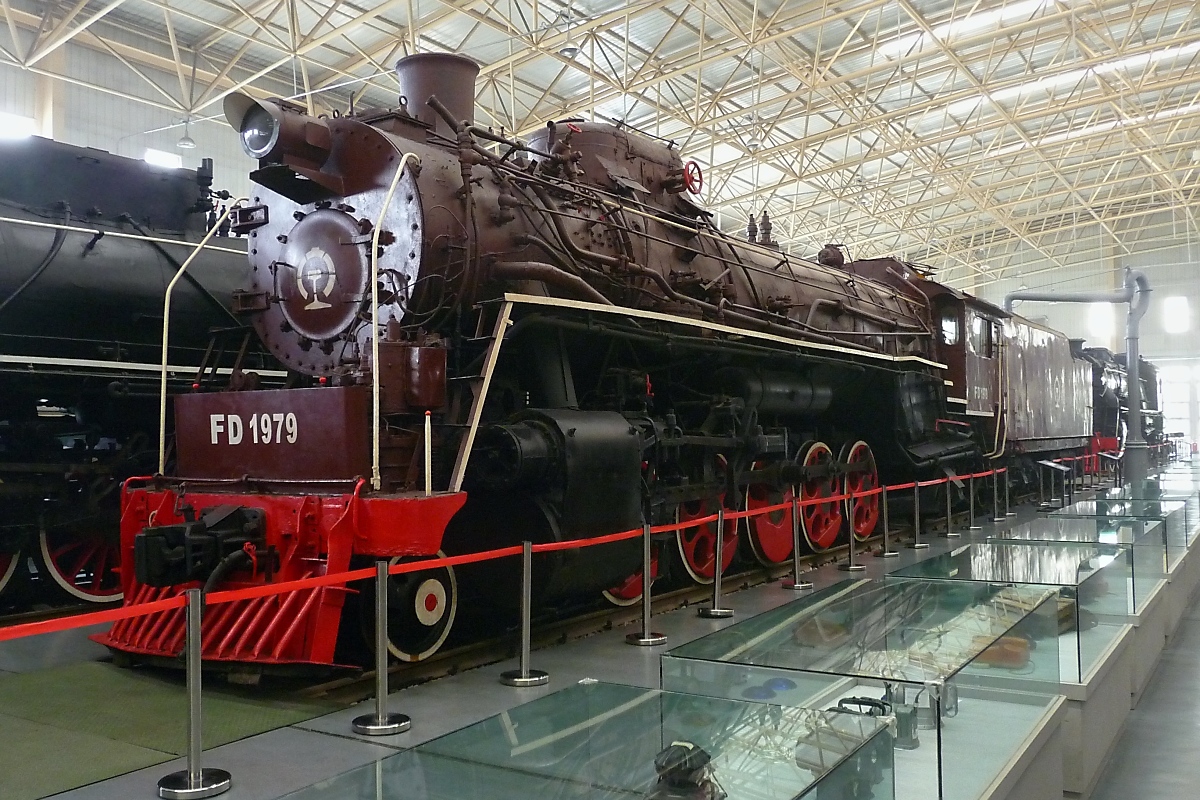 Class FD (Sante Fe) #1979, 3.7.14.

Gebaut 1931 von der Lokomotivfabrik Voroshilovgrad, 29,07 m lang, 85 km/h, 34.01 t Zugkraft. Güterzuglokomotiven dieser Klasse wurden zwischen 1958 und 1961 importiert. Diese Lok kam 1998 ins Beijing Railway Museum.