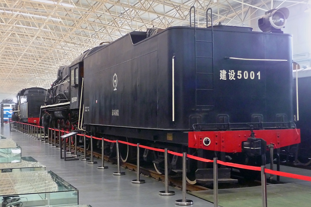 Class Jianshe #5001, 3.7.14 

Hergestellt 1957 in Dalian, China, 

23,34 m lang, 85 km/h, 25.476 t Zugkraft 

Die Loks waren vor Güterzügen auf den Hauptstrecken im Einsatz. Die #5001 kam 1991 nach Beijing ins Railway Museum. 