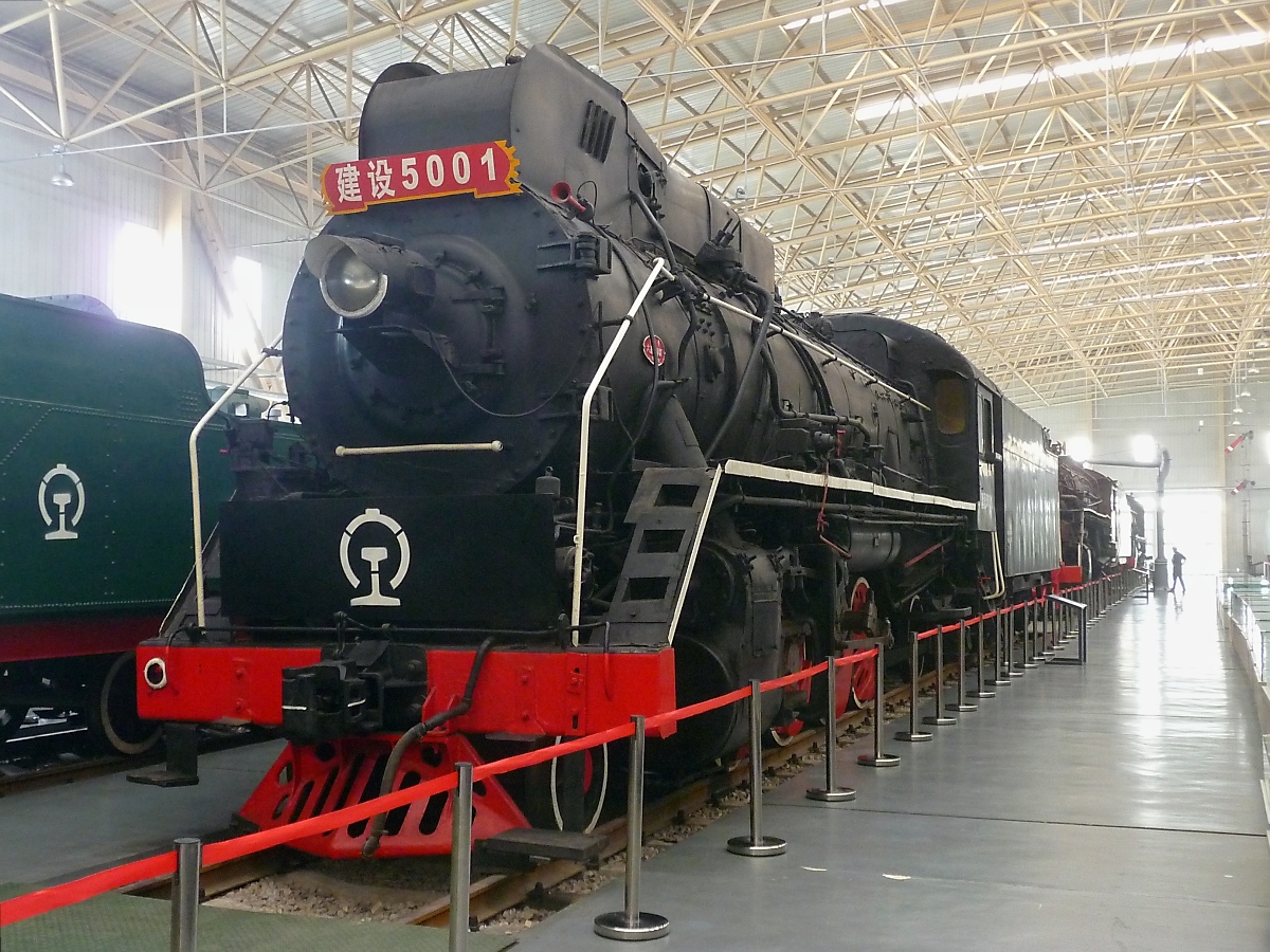 Class Jianshe #5001, 3.7.14 

Hergestellt 1957 in Dalian, China, 

23,34 m lang, 85 km/h, 25.476 t Zugkraft 

Die Loks waren vor Güterzügen auf den Hauptstrecken im Einsatz. Die #5001 war das erste Exemplar dieser Serie und kam 1991 nach Beijing ins Railway Museum. 