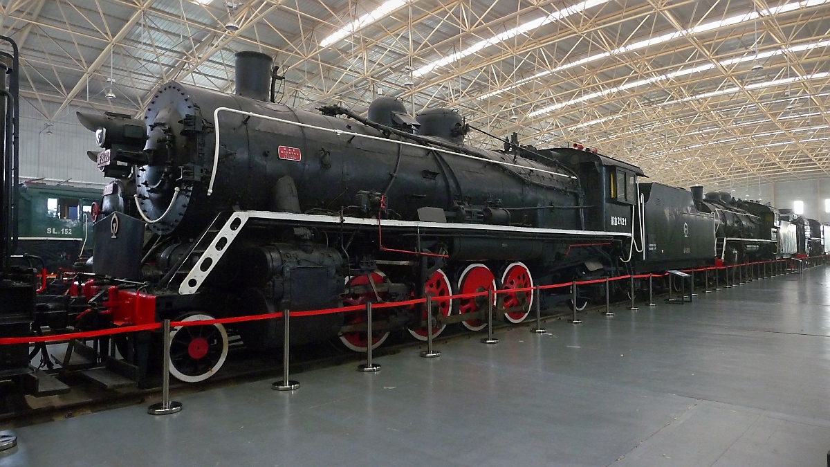 Class Jiefang No. 2121, 3.7.14 

Hergestellt 1952 in China, 21,91m lang, 80 km/h, 24,03t Zugkraft

Sie wurde als Güterzuglok eingesetzt und kam 1987 ins Beijing Railway Museum