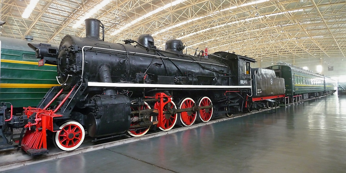 Class Jiefang No. 3022, 3.7.14 

Hergestellt 1933 in Japan, 21,12m lang, 80 km/h, 20.05t Zugkraft
Etwa 250 dieser Mikados wurden von Kawasaki und fünf anderen Herstellern von 1933 bis 1944 gebaut.
Diese Lok kam 1988 ins Beijing Railway Museum 