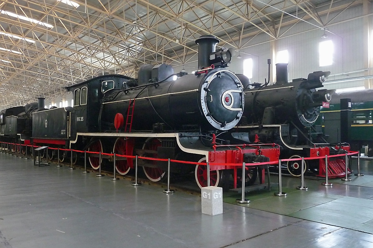 Class Mogul No. MG 35, 3.7.14 

Hergestellt in England, 17,5m lang, 75 km/h

Sie kam 1988 ins Beijing Railway Museum 