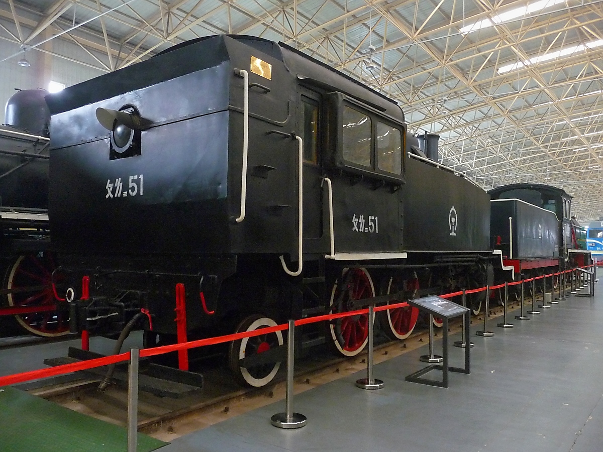 Class Prairie No. 51, 3.7.14 

Hergestellt 1935 von Kawasaki in Japan, 10,77m lang, 60 km/h 

Sie wurde als Rangierlok im Nordosten Chinas eingesetzt und kam 1987 aus Mudanjiang ins Beijing Railway Museum