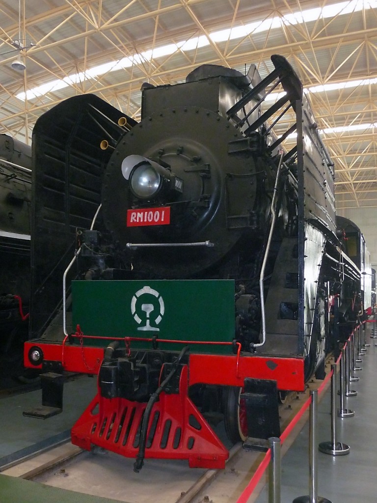 Class Renmin No. 1001, 3.7.14 

Hergestellt 1958 von der Sifang Lokomotivfabrik in China, 23,25m lang, 110 km/h schnell, 18,05t Zugkraft. 258 Einheiten wurden bis 1966 produziert. 
Sie wurde als Personenzuglok auf Hauptstrecken eingesetzt und kam 1988 ins Beijing Railway Museum
