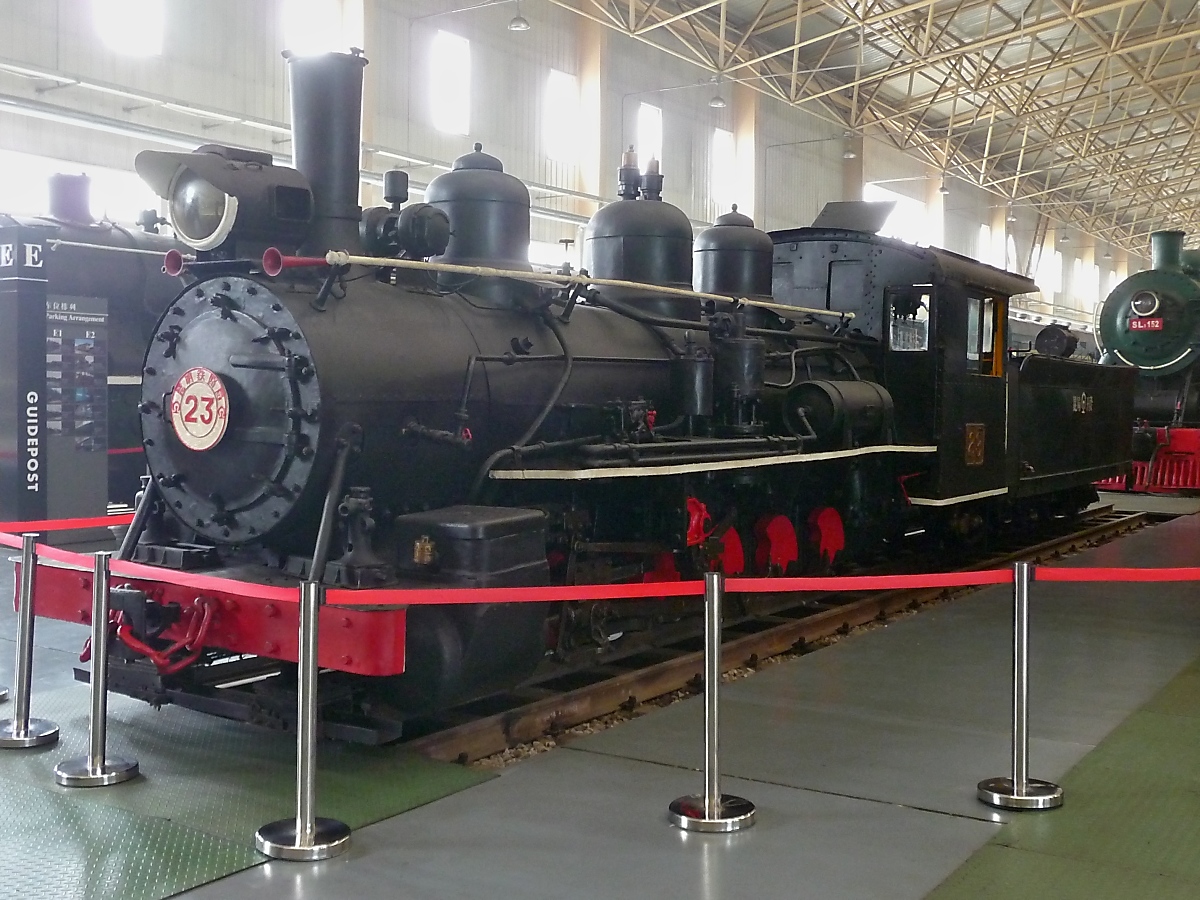 Class SN #23, 600 mm Schmalspur-Lok, 3.7.14 

Hergestellt von Baldwin im Jahre 1881.

14,85 m lang, 45 km/h, 6,691 t Zugkraft 

Die Lok war auf der Schmalspurstrecke Gejui-Bisezai-Shiping vor Güter- und Personenzügen in Betrieb und kam 1997 nach Beijing ins Railway Museum. 

