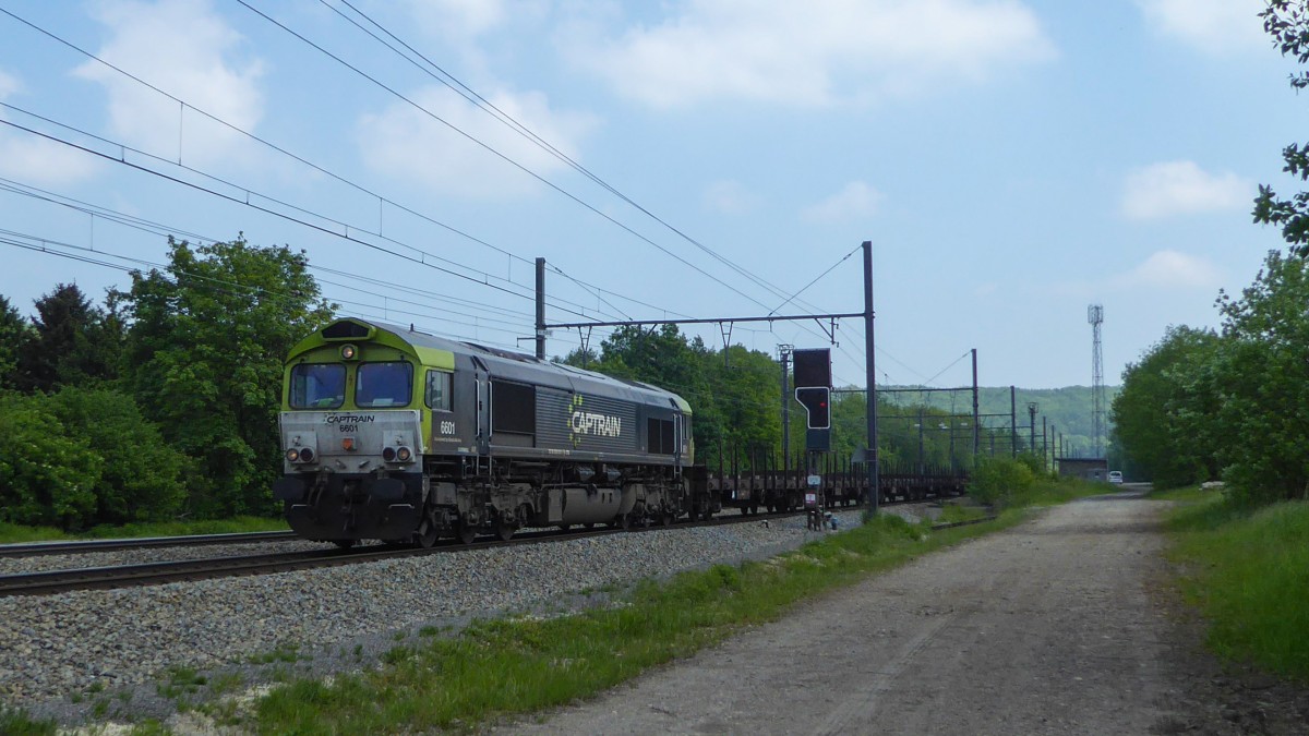 Class66 6601 von Captrain kurz hinter der Blockstelle von Remersdael auf dem Weg von Aachen-West in Richtung Antwerpen. Aufnahme vom 17/05/2014.