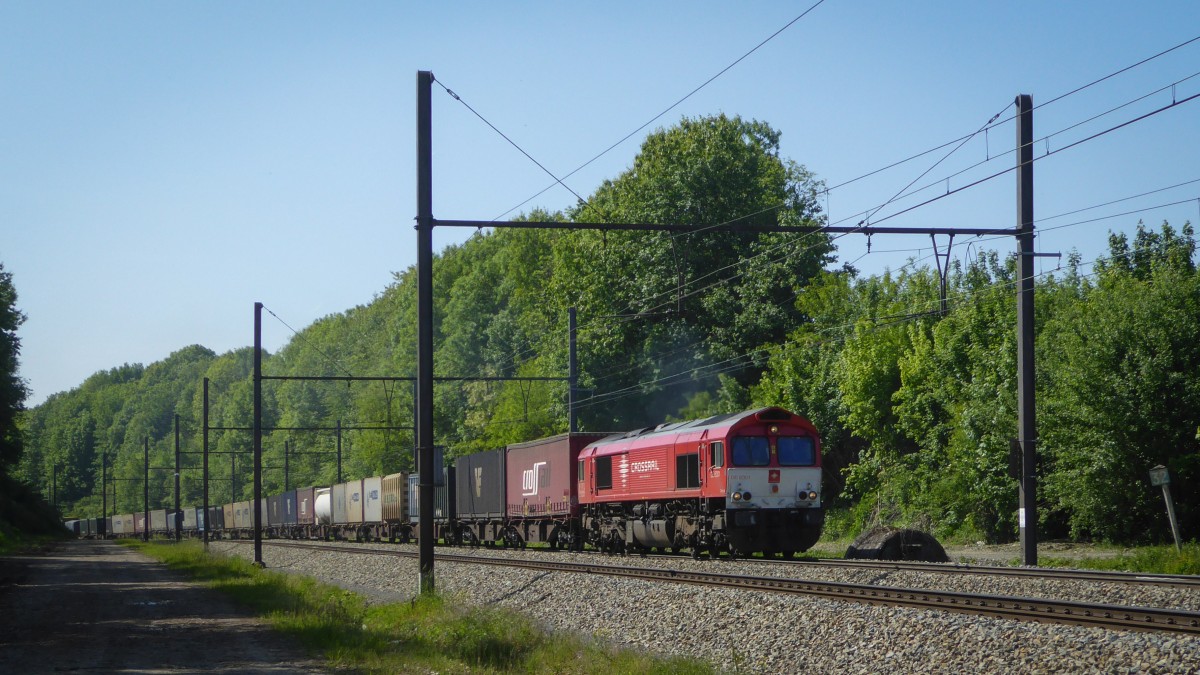 Class66 DE6301 von Crossrail mit einem Containerzug auf dem Weg nach Aachen-West. Aufgenommen am 17/05/2014 kurz vor der Blockstelle Remersdael.