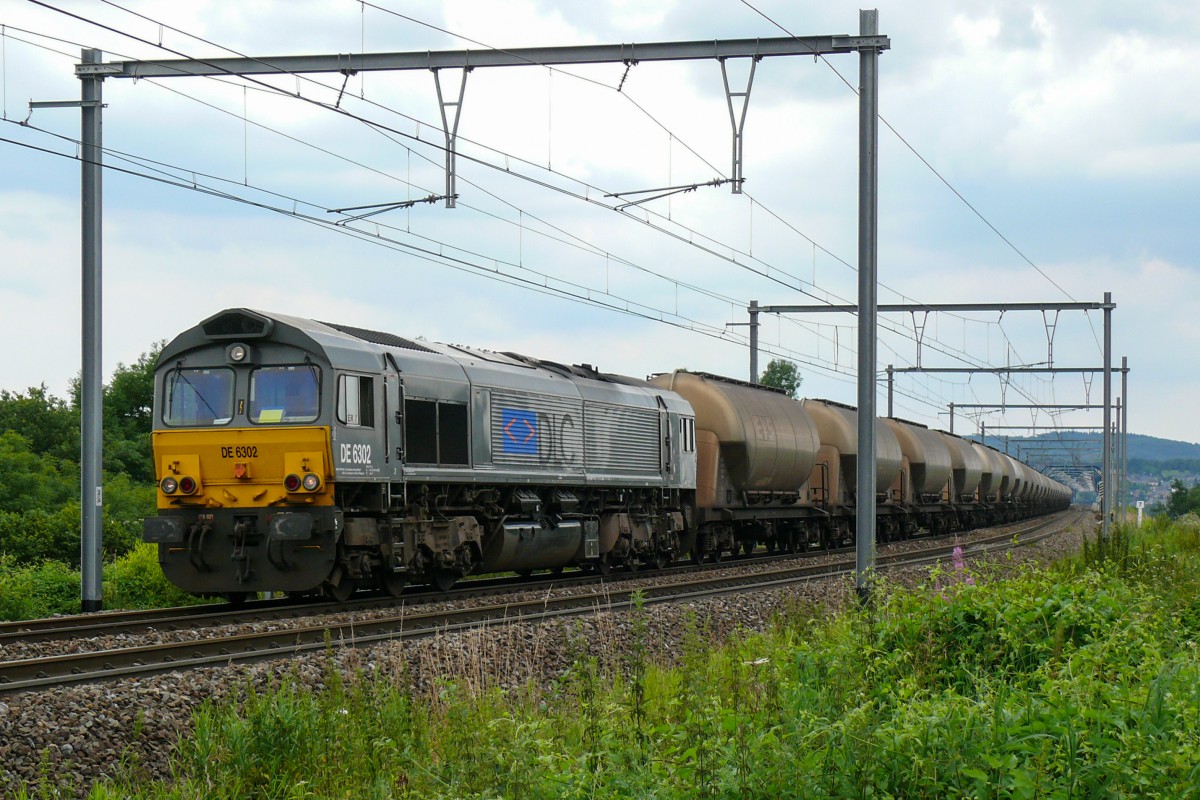 Class66 DE6302 von DLC hat soeben den Viadukt von Moresnet passiert und legt sich nun elegant in die Rechtskurve eingangs zum Bahnhof Montzen. Aufgenommen am 05/07/2009.