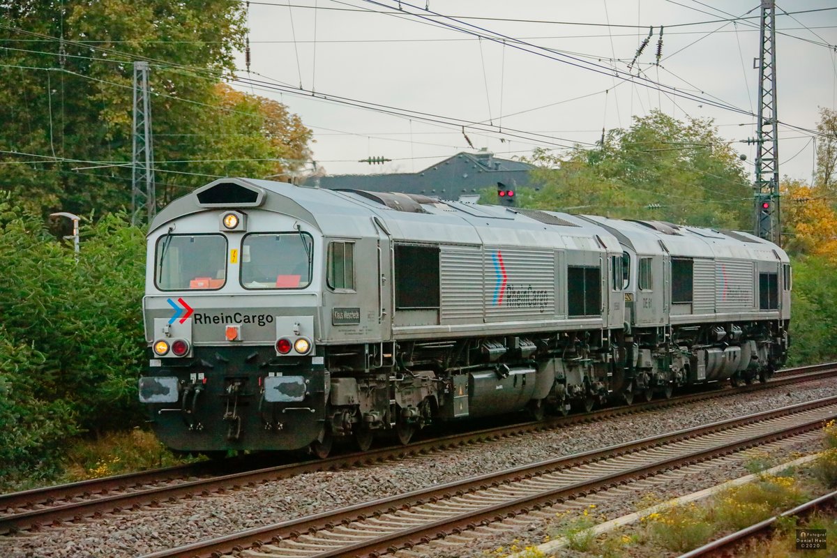 Class66 Doppeltraktion RheinCargo in Hilden, Oktober 2020.