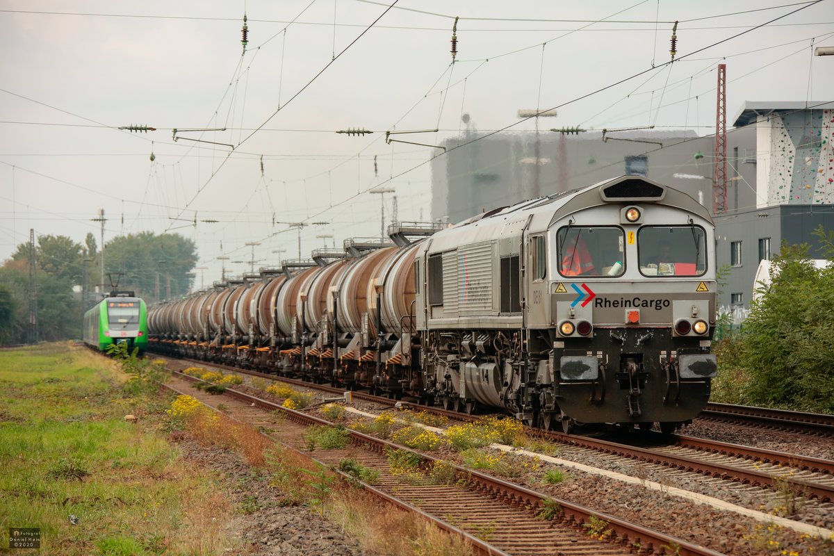 Class66 RheinCargo mit Kesselzug in Hilden, Oktober 2020.