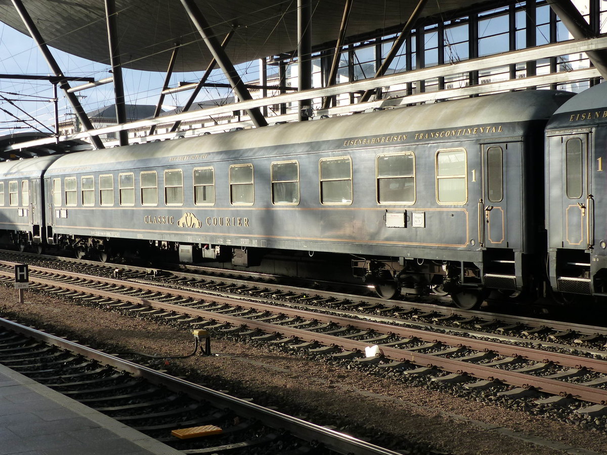 Classic Courier 56 80 31-70 140-8 ABm D-DNV im DPE 20863  Classic-Courier  nach Chemnitz Hbf, am 02.12.2017 in Erfurt Hbf.