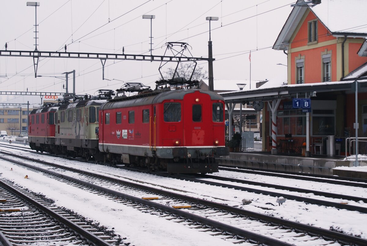 Classic Rail AG, SBB, Zuckerfabrik Aarberg Kampagne 2022: Re 4/4 I 10009 + Re 420 257-8 + Re 420 327-9, Ueberfuhr Aarberg-Zürich, Aarberg 14. Dezember 2022.