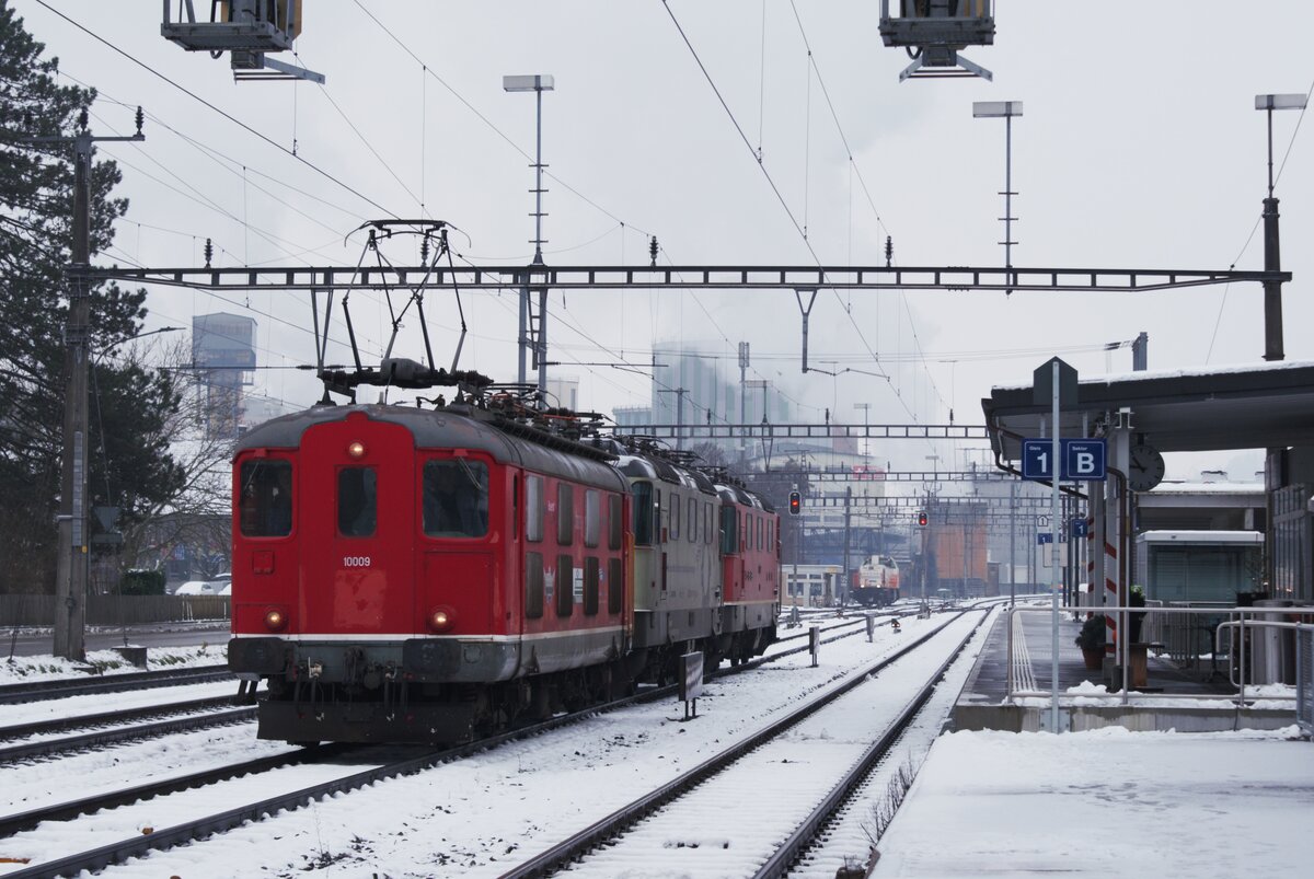Classic Rail AG, SBB, Zuckerfabrik Aarberg Kampagne 2022: Re 4/4 10009 + Re 420 257-8 + Re 420 327-9, Ueberfuhr Aarberg-Zürich, 14. Dezember 2022.