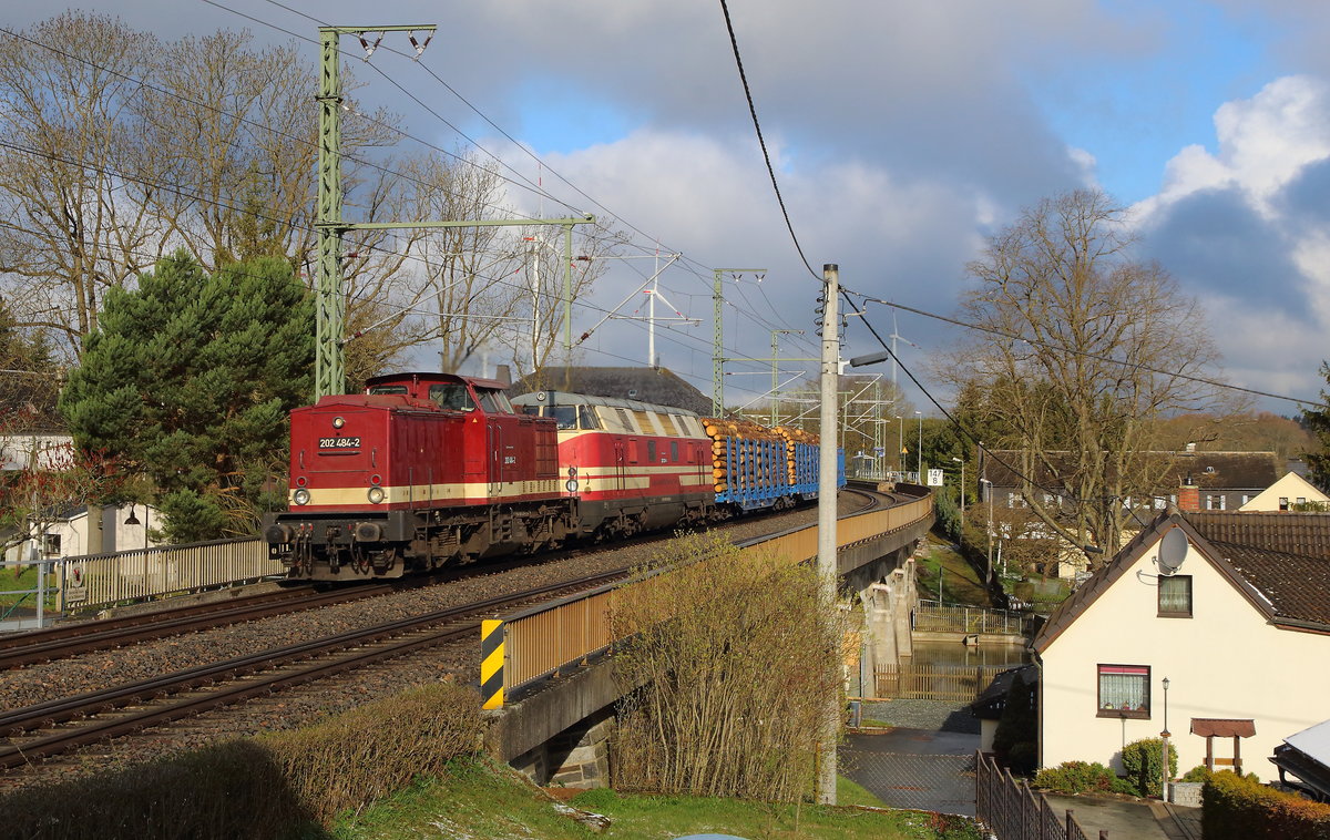 CLR 202 484 und 228 321 mit Holzzug in Grobau als DGS 56266 von Freiberg nach Plattling. Nach einem kräftigen Graupelschauer blicke die Sonne bei der Durchfahrt des Zuges sogar mal durch. Aufgenommen am 14.04.2020