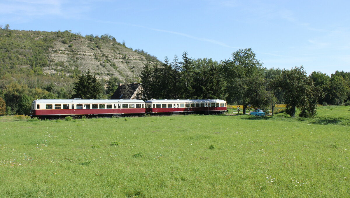 CLR 301 035-1 & der Beiwagen 303 027-6 als DPF 77117 von Aken nach  Karsdorf, am 09.09.2023 in Balgstädt. Die Sonderfahrt zum  Winzerfest Freyburg haben die Eisenbahnfreunde Aken e.V. organisiert.