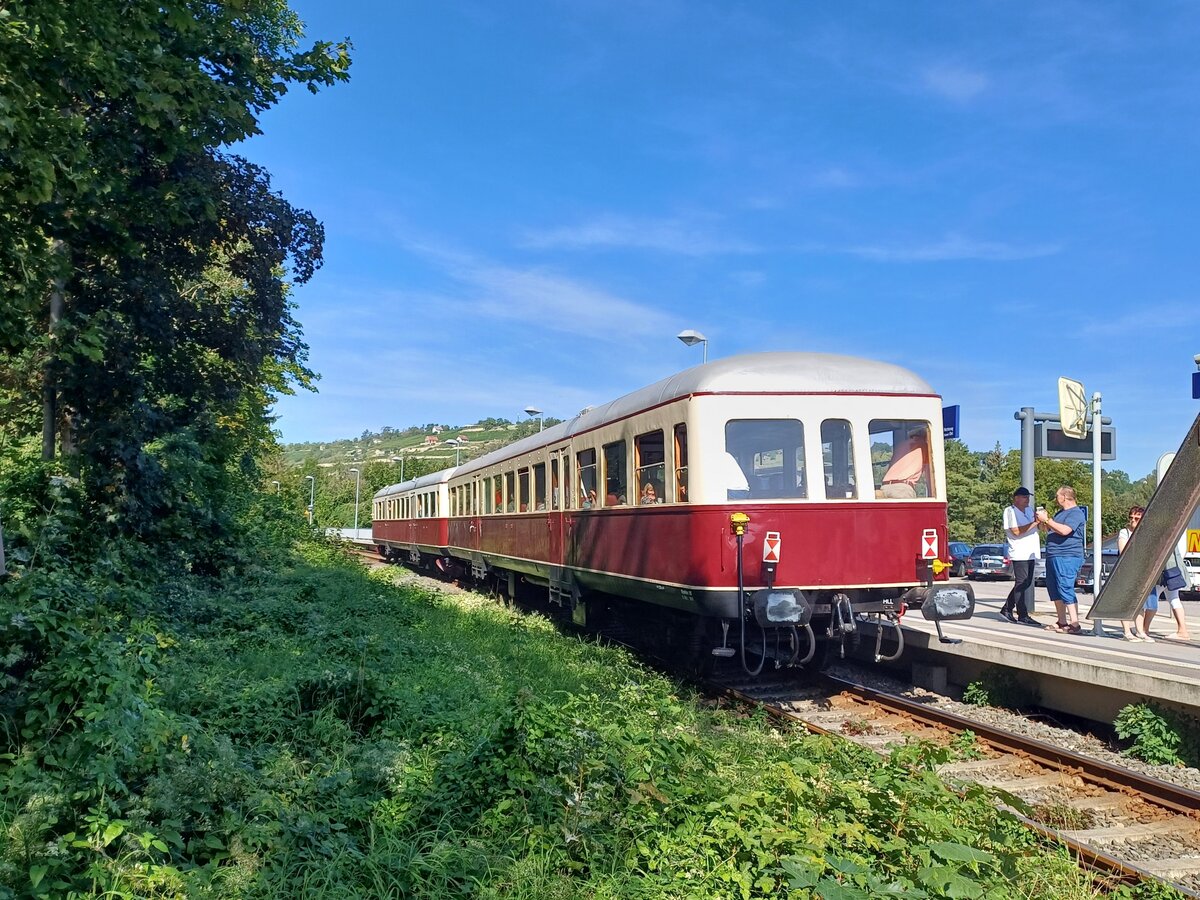 CLR 303 027-6 als DPF 77117 von Aken nach Karsdorf, am 09.09.2023 am Hp in Freyburg (Unstrut). Die Sonderfahrt zum Winzerfest Freyburg haben die Eisenbahnfreunde Aken e.V. organisiert.