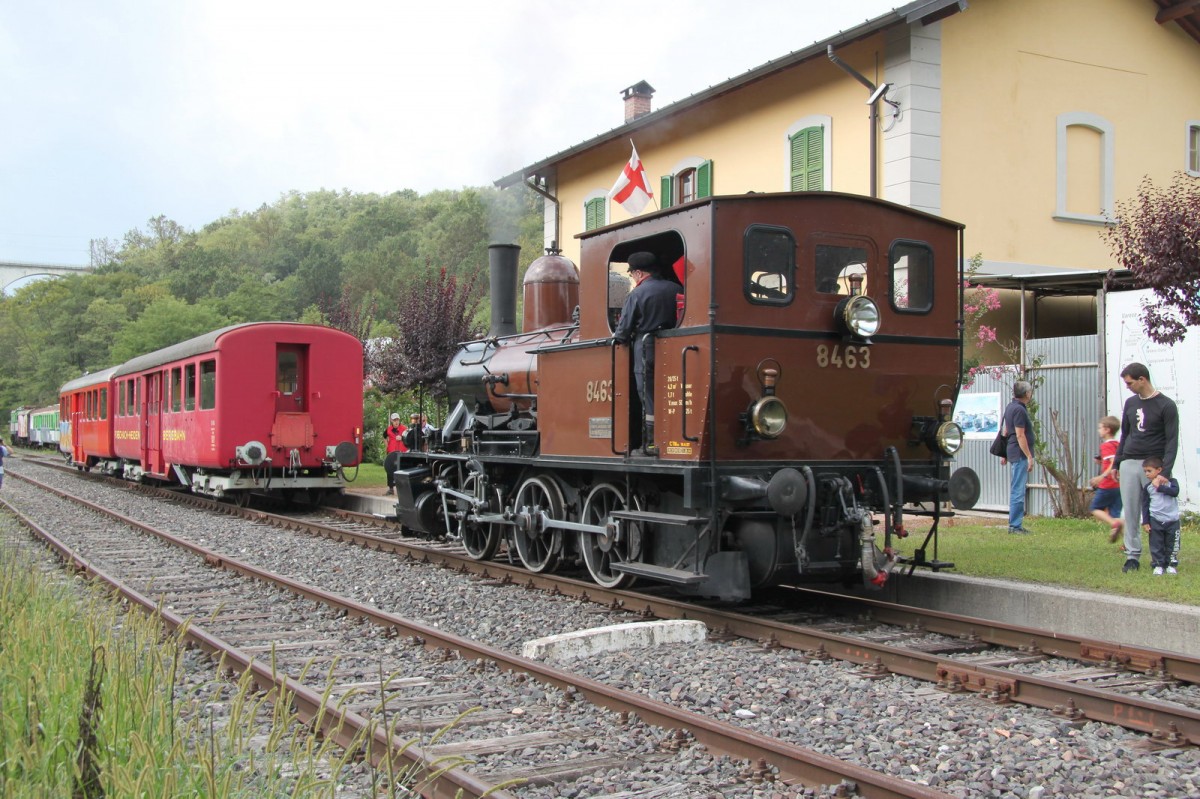 Club del San Gottardo.Nach dem Umsetzen setzt sich Lok E3/3 8463(SLM 1904)
wieder vor den Zug,fr die Rckfahrt.Malnate/It.08.09.13

