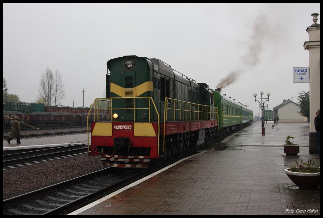 CM 3 - 6442 stellt am Morgen des 12.10.2016 im Bahnhof Kolomea einen Sonderzug bestehend aus grünen Wagen für eine internationale Fotografengruppe bereit.
