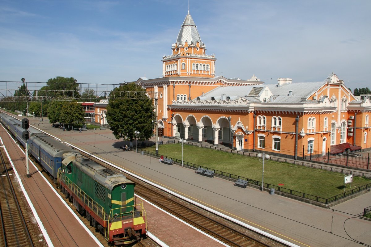 CME3-4303 rangiert die Wagen im Bahnhof von Tschernijew. Am 4.9.16 von der Fussgängerbrücke gelichtet.