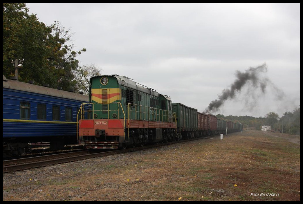 CME3-4972 musste hier am 10.10.2016 im Bahnhof Hubnyk die Begegnung der SU 251-86 abwarten und kann nun mit ihrem Güterzug in Richtung Ladyschyn starten.