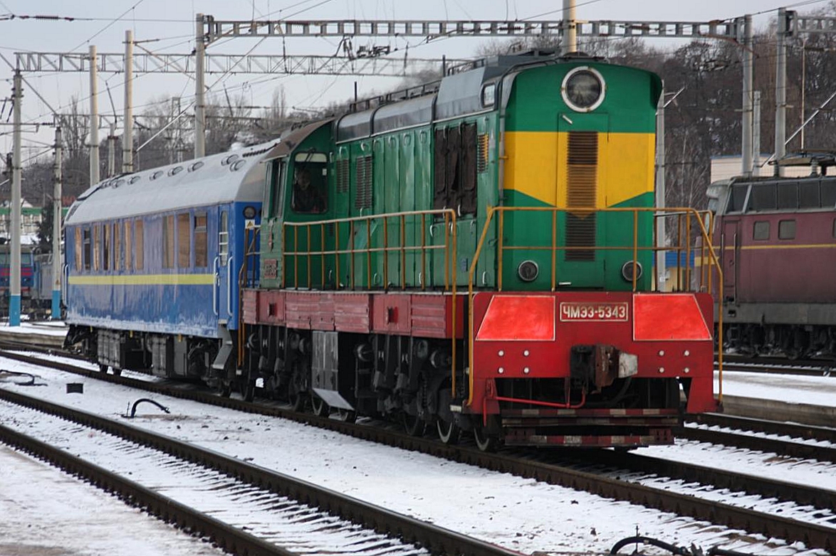 CME3-5343 rangiert mit einem modernen Schlafwagen am 16.2.2008 im Hauptbahnhof Kiew.