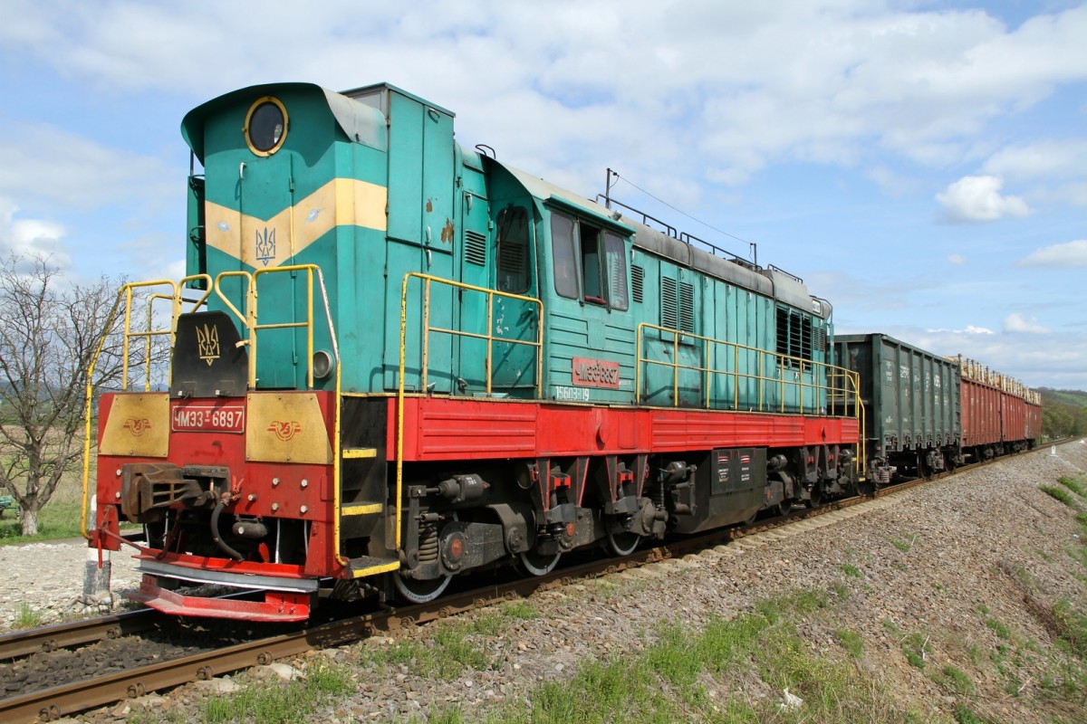 CME3-6897 am 30.04.2015 auf freier Strecke im Kaparten Gebiet mit kleinem Anhang. Manche Züge haben zum Vergleich fast 80 bis 100 Wagen im Schlepp.