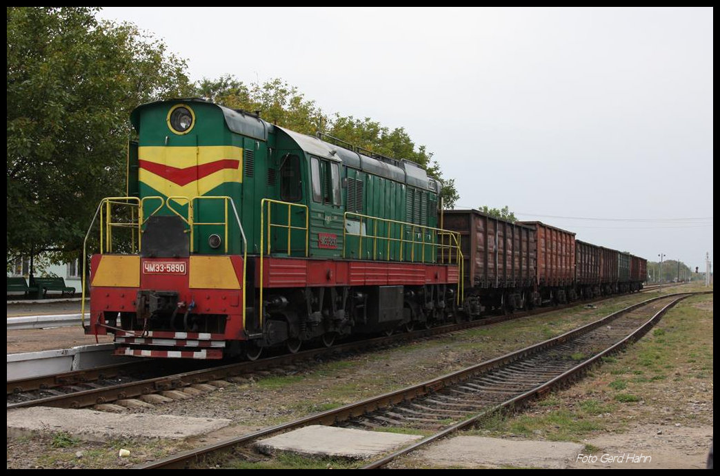 Cmellak CME 3-5890 wartet vor einem Güterzug im Bahnhof Hajvoron am 11.10.2016 auf die Weiterfahrt.