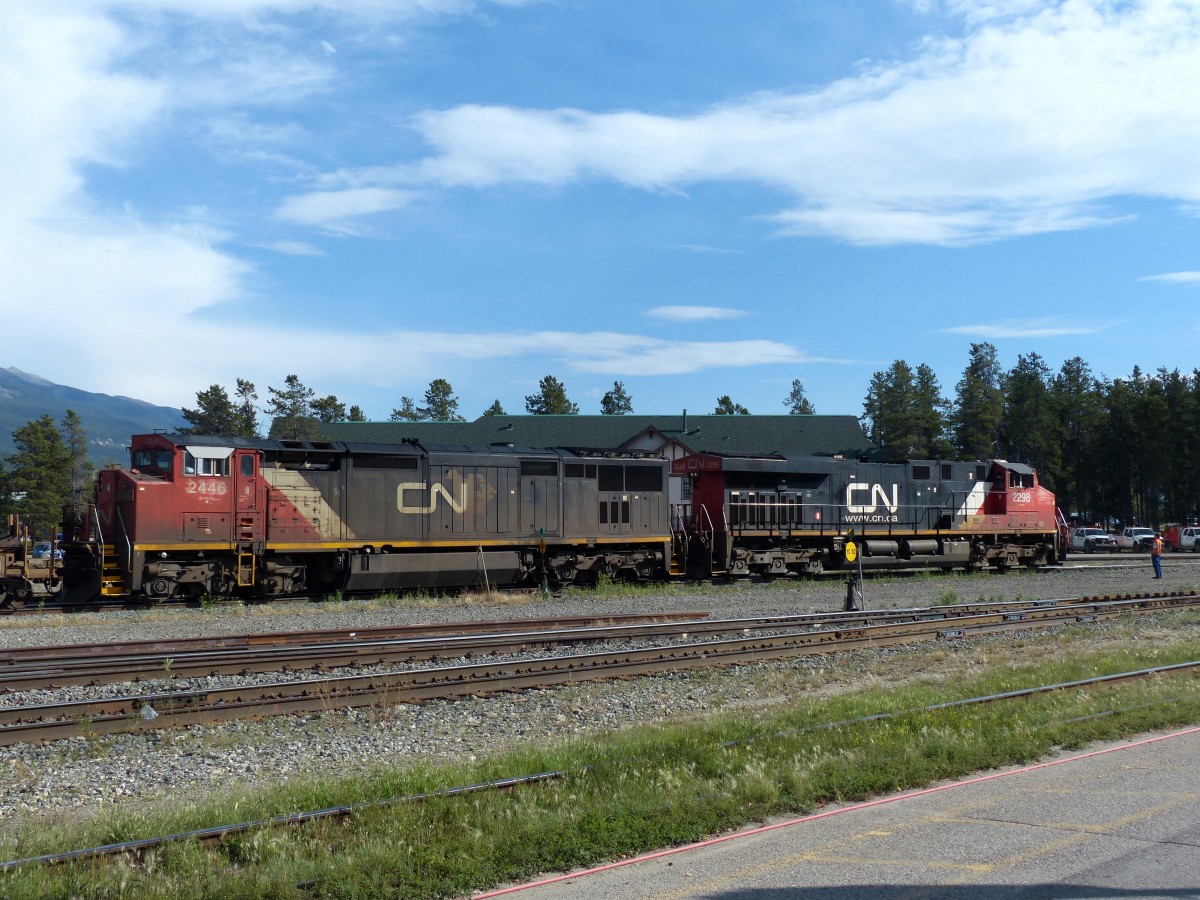 CN 2446 und 2298 mit einem G�terzug in Richtung Kamloops am 04.09.2013 in Jasper.
