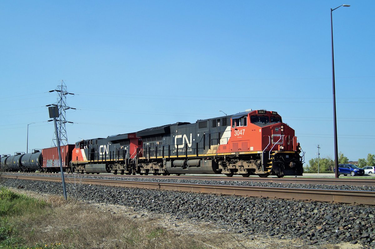 CN 3047 und 2838 mit schwerem Güterzug bei der Ausfahrt aus dem Rangierbahnhof Navin / NB (Winnipeg-Ost) in Richtung Ontario.
Auf dem Bild nicht zu sehen: CN 2934 (ebenfalls Dash 9) schiebt nach (s. weiteres Bild).
Navin / MB, 09.09.2017