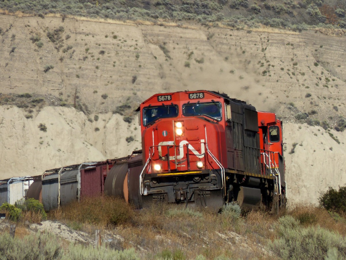 CN 5678 und 2657 ziehen einen langen gemischten Gterzug am 02.09.2013 durch das Tal des Thompson River in Richtung Westen. Aufgenommen bei Juniper Beach stlich von Kamloops.