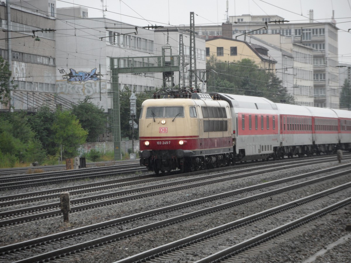 CNL 483 von Kopenhagen nach München Hbf, am 24.07.10 fährt 103 245 mit zweieinhalb Stunden Verspätung am S-Bahnhof Laim vorbei.
