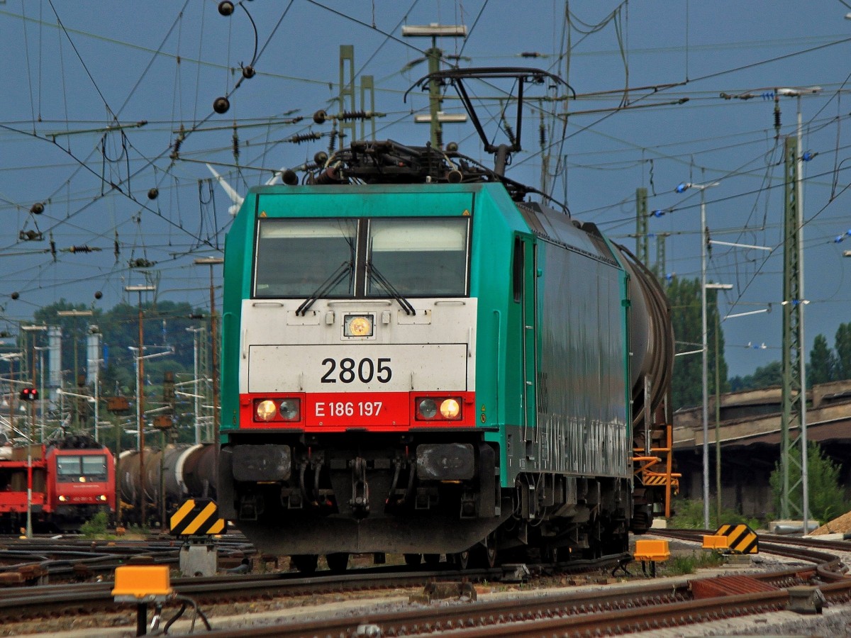 Cobra 186 197 (2805) verläßt am 27.07.2013 mit einem Kesselzug am Haken Aachen West Richtung Belgien.