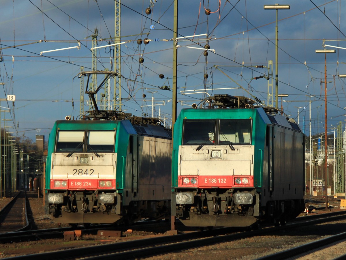 Cobra 186 234 (2842) rangiert am 08.01.2014 neben 186 132 von Crossrail in Aachen West.