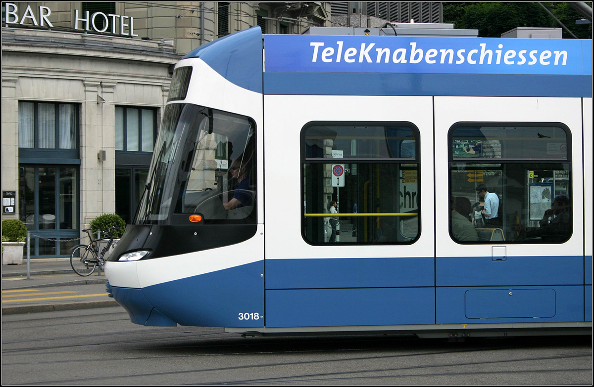 Cobra 2001-2010

Detailansicht der modernen Niederflurtram Be 5/6 ebenfalls an der Haltestelle Central in Zürich. Das Design mit der 'Schnauze' und den abgerundeten Fenster wurde durch Pininfarina gestaltet. 88 Wagen wurden gebaut. Es handelt sich um eine Sonderkonstruktion für Zürich.

24.05.2008 (M)

