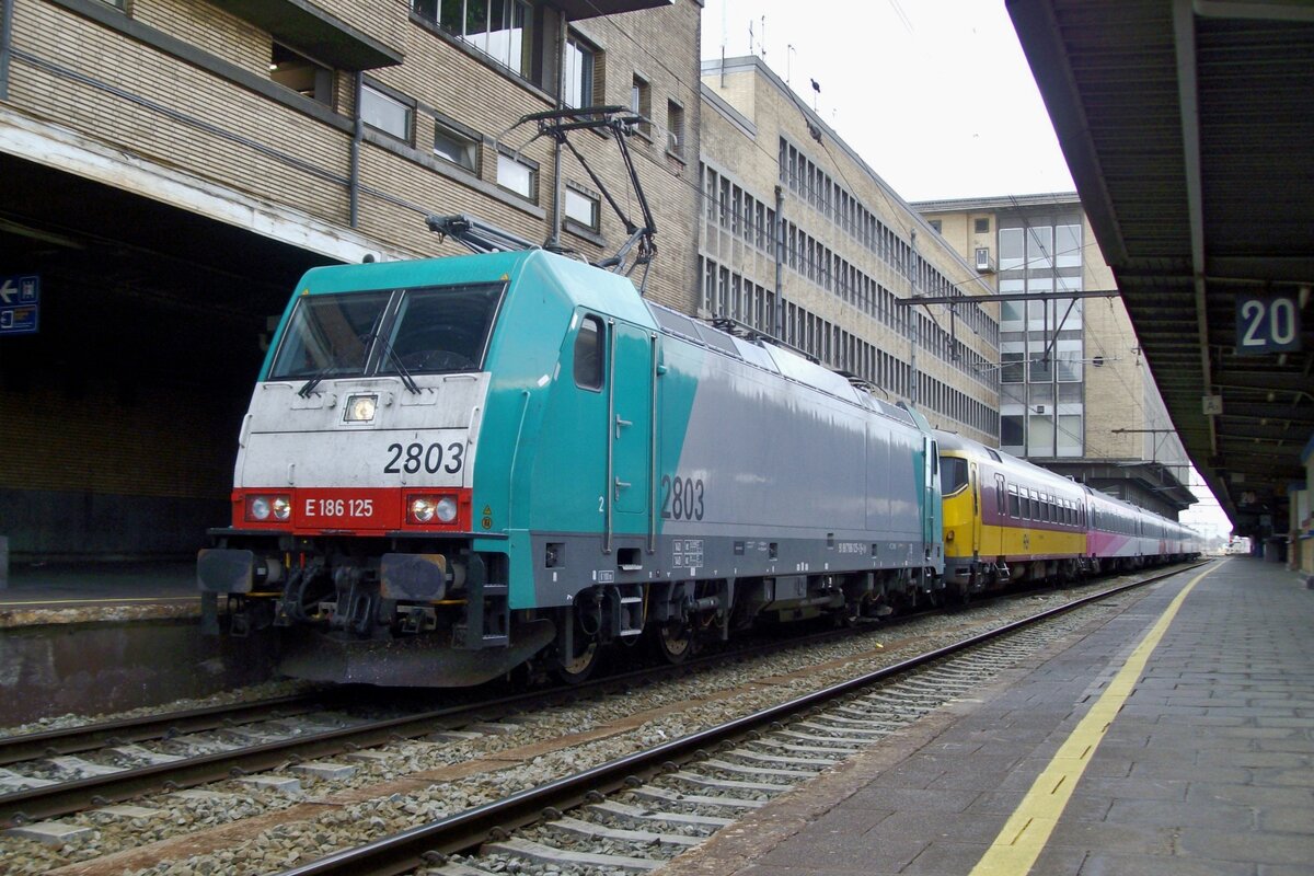 CoBRa 2803 steht am 12 September 2009 in Bruxelles-Midi. 