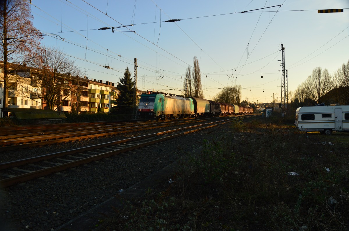 COBRA 2807 mit einem Güterzug bei der Durchfahrt kurz vor 17:00 Uhr in Rheydt Hbf am 16.2.2016 