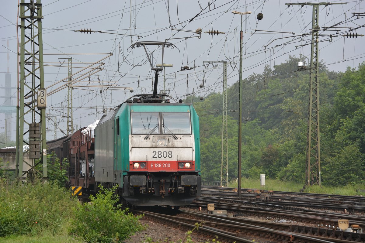 Cobra 2808 lias 186 200 kam mit einem Mischer durch Köln Gremberg gefahren.

Köln Gremberg 04.06.2016