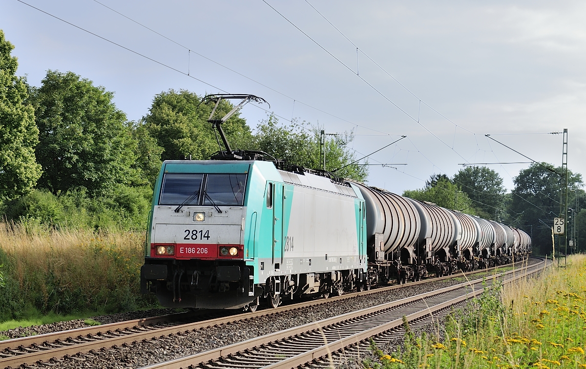 Cobra 2814 / E186 206 mit einem Heizöltransport Richtung Düsseldorf am 4.8.2015 unterwegs.