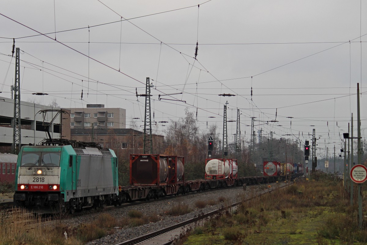 Cobra 2818 (E186 210) am 13.12.13 mit einem KLV in Krefeld Hbf.