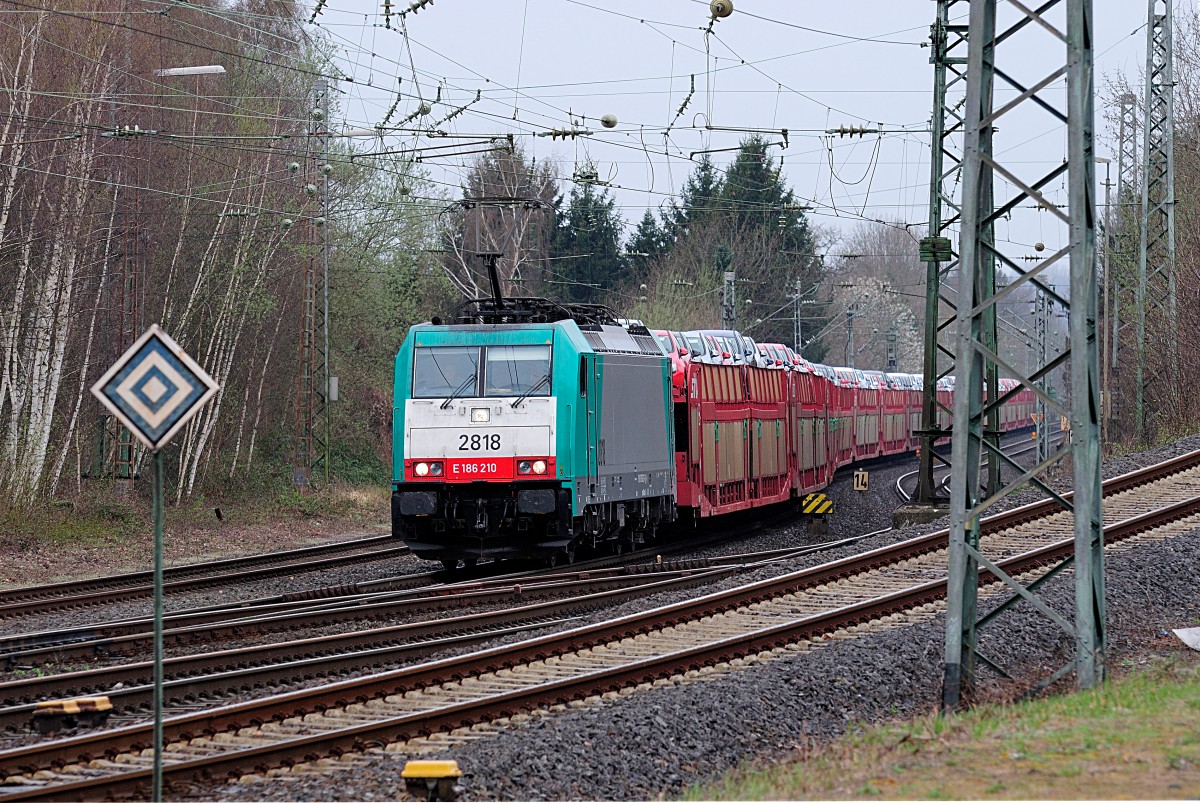 Cobra 2818 (E186 210)mit einem Mazdazug auf der KBS 485, am 21.3.2014 bei Km 17,0 ,
Einfahrt Herzogenrath von Mönchengladbach kommend