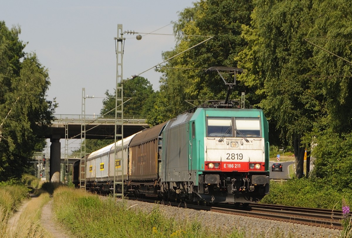 Cobra 2819 / E186 211 mit einem fünf Schiebewandwagen, am 1.7.2015 bei Frelenberg auf der KBS 485 in Richtung Aachen unterwegs. 