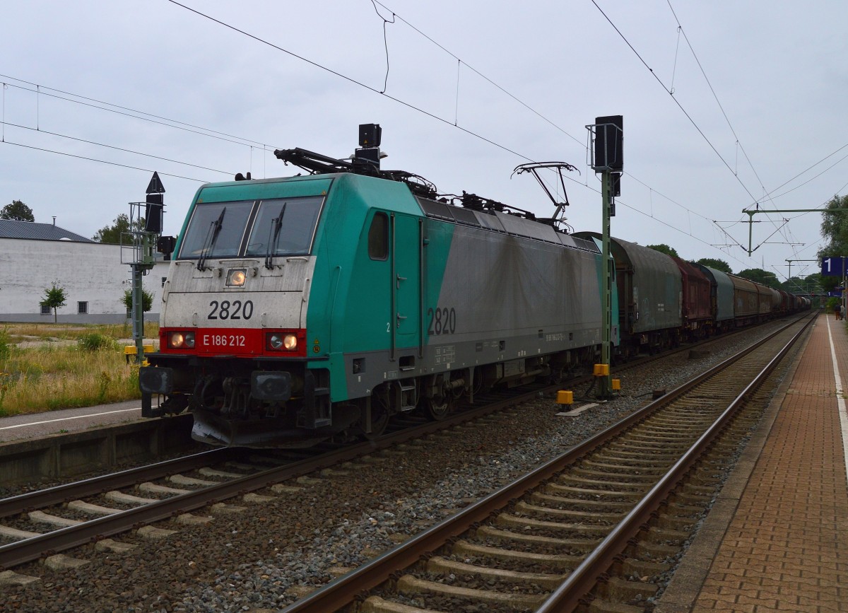 COBRA 2820 kommt durch Linder mit einem recht langen Mischer in Richtung Aachen West gefahren am Sonntag den 12.7.2015