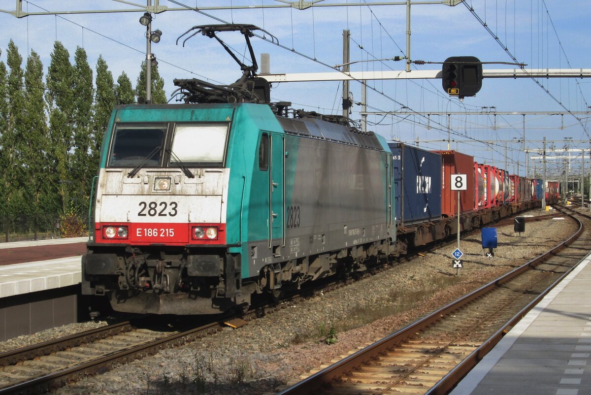 CoBra 2823 zieht ein KLV durch Bredas (NL) nach Roosendaal und Antwerpen am 10 September 2016.