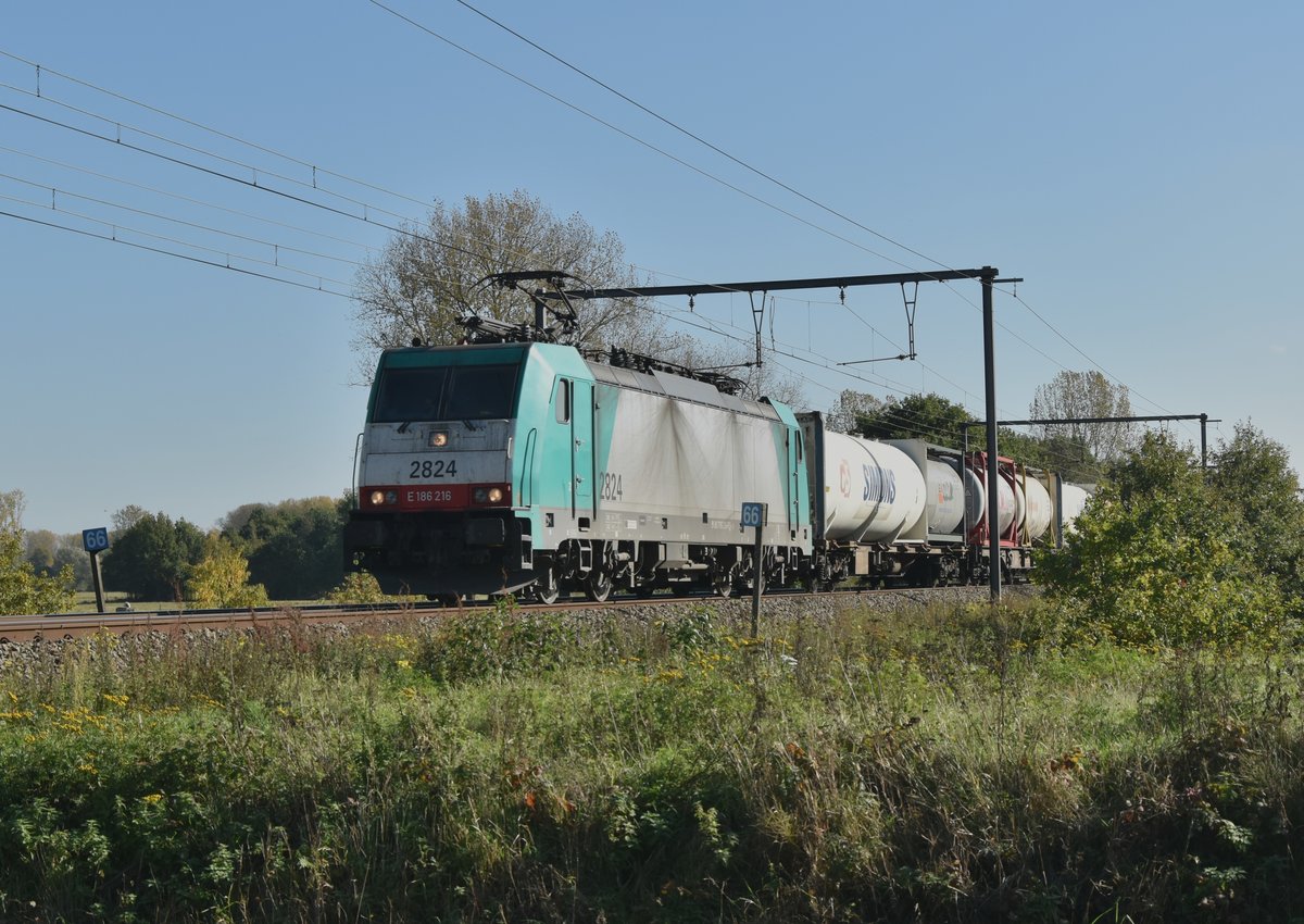 Cobra 2824 ist auch am 14.10.2017 bei Lummen Linkhout gen Antwerpen fahrend mit einem Kesselwagenzug unterwegs als sie bei unserem  Jahrestreffen  vor unsere Linsen geriet.
Tolle Erinnerung an einen bombastischen Herbsttag in Dieter Schumachers Heimatland. 